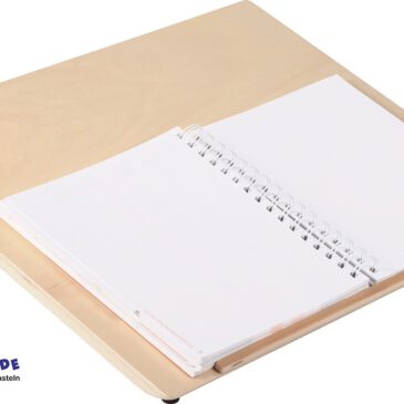 Tischpult Ergonomischer Arbeitsplatz - eine Frage des Blickwinkels Die geneigte Oberfläche des Tischpults erleichtert Kindern den Blick auf z.B. die Buchseiten, während das Heft davor zum Lesen oder Schreiben platziert werden kann. Die Anschlagleiste hält das Buch und Gummifüße verhindern das Wergrutschen auf dem Tisch. - Kisus e.K. - Kinder, Spiel und Spaß - Großhandel für Kindergarten, Kita, Hort und Schule
