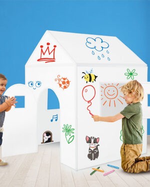 Spielhaus 3er Set Modularer Spielhaus-Bausatz für kreative Kids und immer wieder neue Rollenspiele ... Einzelhaus, Doppelhaus, Reihenhaus ... durch die modulare Bauweise können die Häuser individuell angeordnet und mehrere Spielhäuser kombiniert werden. Der Auf- und Abbau ist kinderleicht: die Kunststoffplatten sind ringsum mit einem Klettverschluss-System versehen, die die Bauteile verbinden. Nach dem Rohbau geht's ans Gestalten: mit 5 abwaschbaren Stiften und 10 wiederverwendbaren Stickern können die Häuser innen und außen verschönert werden. Die Spielhäuser mit Satteldach, einem Eingang und Tür sowie zwei Fensteröffnungen mit zwei Fensterflügeln sind immer wieder neu verwendbar. Dabei können Kinder ihre Fantasie und Kreativität voll ausleben: Heute Polizeirevier, morgen Tierarztpraxis, übermorgen Kaufmannsladen... Kisus e.K. - Kinder, Spiel und Spaß