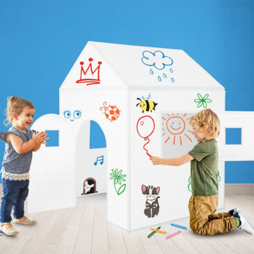 Spielhaus 3er Set Modularer Spielhaus-Bausatz für kreative Kids und immer wieder neue Rollenspiele ... Einzelhaus, Doppelhaus, Reihenhaus ... durch die modulare Bauweise können die Häuser individuell angeordnet und mehrere Spielhäuser kombiniert werden. Der Auf- und Abbau ist kinderleicht: die Kunststoffplatten sind ringsum mit einem Klettverschluss-System versehen, die die Bauteile verbinden. Nach dem Rohbau geht's ans Gestalten: mit 5 abwaschbaren Stiften und 10 wiederverwendbaren Stickern können die Häuser innen und außen verschönert werden. Die Spielhäuser mit Satteldach, einem Eingang und Tür sowie zwei Fensteröffnungen mit zwei Fensterflügeln sind immer wieder neu verwendbar. Dabei können Kinder ihre Fantasie und Kreativität voll ausleben: Heute Polizeirevier, morgen Tierarztpraxis, übermorgen Kaufmannsladen... Kisus e.K. - Kinder, Spiel und Spaß