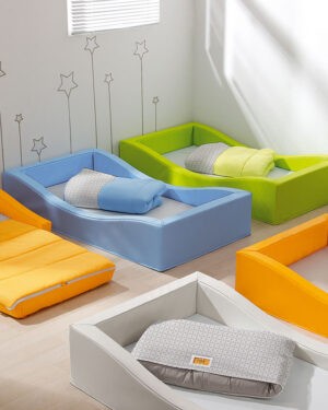 Softbett mit Matratze Weich, sicher und hygienisch Das weiche Bett hat beidseitig einen niedrigen Einstieg und ist somit für die Kleinsten zugänglich, um alleine ins Bett und hinaus steigen zu können. Das Schlafen auf Bodenhöhe reduziert das Fallrisiko und gibt dem Kind Sicherheit. Die herausnehmbare Matratze ist perfekt verkeilt. Durch die Seitenform werden die Betten auch gestapelt belüftet. Der beschichtete Stoff der Matratze lässt sich feucht abwischen. Kisus e.K. - Kinder Spiel und Spaß - Krippenausstattung