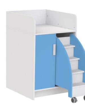 Wickeltisch Wickeltisch mit Stauraum und Treppe Extra hohe Seitenteile mit abgerundeten Kanten, eine geräuscharm schließende Türe mit 3 Einlegeböden und eine herausziehbare Treppe zeichnen diesen ergonomischen Wickeltisch aus. Die Oberflächen sind verschleißbeständig und leicht zu reinigen.