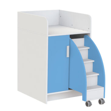 Wickeltisch Wickeltisch mit Stauraum und Treppe Extra hohe Seitenteile mit abgerundeten Kanten, eine geräuscharm schließende Türe mit 3 Einlegeböden und eine herausziehbare Treppe zeichnen diesen ergonomischen Wickeltisch aus. Die Oberflächen sind verschleißbeständig und leicht zu reinigen.