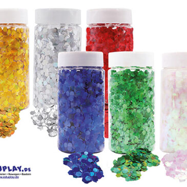Glitter 6mm 200g Für glamouröse Bastelwerke Die Glitterpailletten in sechs schillernden Farben lassen sich prima mit flüssigem Kleber auf den Bastelwerken befestigen und sorgen für ein besonders effektvolles Design. - Kisus e.k. Kinder, Spiel und Spaß - Großhandel für Bastelbedarf, Handcrfat, DIY