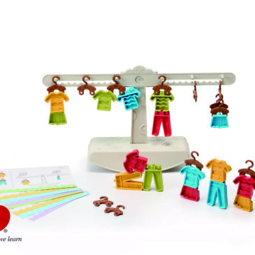 Elf's Hanger Hängen wir die Wäsche auf ... draußen zum Trocknen in der Sonne! Mit den physikalischen Experimenten, den mathematischen Spielen und dem Vorstellungsspiel kann der Weplay Elf's Hanger nicht nur die Neugier der Kinder anregen, sondern auch ihre Fähigkeiten zur Problemlösung, Beobachtung und Selbstfürsorge verbessern. - Kisus e.K. - Kinder, SPiel und Spaß - Großhandel für Kinderkrippe, Kita, Kindergarten, Hort und Schule