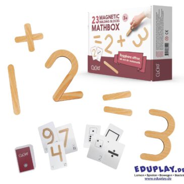 Mathebox 23-tlg. Lege Zahlen und sammle Punkte! ... Welche Zahl ist die größte? Wie lautet die Summe? Wie sieht eine Acht aus? Eine unterhaltsame und kreative Methode zum Üben von Zahlen, Rechnen und Mathematik. Zum Bilden von Zahlen werden die magnetischen Holzteile gedreht, gewendet und zusammengelegt. Mit Anleitung für 12 Spiele, Aufgaben und Aktivitäten! Inhalt: 23 magnetische Bauteile, Spielkarten, Regeln. - Kisus e.K. - Kinder, Spiel und spaß - Großhandel für Kindergarten Kita und Vorschule
