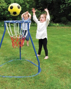 Standbasketballkorb Die ersten Körbe werfen ... Der frei stehende Basketballkorb ist speziell für kleine Kinder entwickelt: Durch die niedrige Höhe werden sie schnell die ersten Körbe werfen. Mit diesem Erfolgserlebnis macht das Trainieren der Auge-Hand-Koordination richtig Spaß - drinnen und draußen. - Kisus e.K. - Kinder, Spiel und Spaß - Großhandel für Kindergarten, Kita, Krippe, Hort und Schule