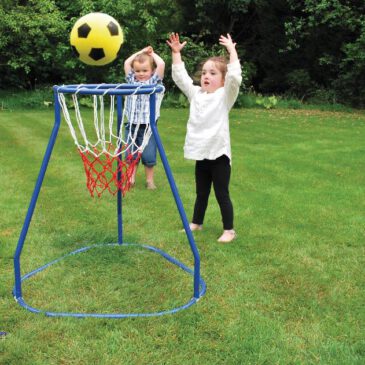 Standbasketballkorb Die ersten Körbe werfen ... Der frei stehende Basketballkorb ist speziell für kleine Kinder entwickelt: Durch die niedrige Höhe werden sie schnell die ersten Körbe werfen. Mit diesem Erfolgserlebnis macht das Trainieren der Auge-Hand-Koordination richtig Spaß - drinnen und draußen. - Kisus e.K. - Kinder, Spiel und Spaß - Großhandel für Kindergarten, Kita, Krippe, Hort und Schule