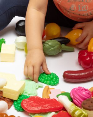 Ernährungsset 114 Teile Für den Kaufmannsladen, Rollenspiele und vieles mehr ... Obst, Gemüse, Pilze, Backwaren, Fleisch, Fisch, Milchprodukte ... die zwei Sortimente beinhalten sämtliche Lebensmittel unseres täglichen Konsums. Die Kunststoff-Nahrungsmittel sind für Pädagogik und Spielen geeignet: zum Sortieren nach Lebensmittelkategorien oder zum Befüllen des Kaufmannsladens und für Rollenspiele.