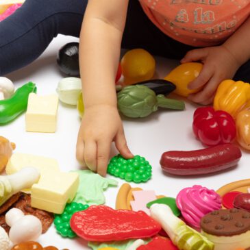 Ernährungsset 114 Teile Für den Kaufmannsladen, Rollenspiele und vieles mehr ... Obst, Gemüse, Pilze, Backwaren, Fleisch, Fisch, Milchprodukte ... die zwei Sortimente beinhalten sämtliche Lebensmittel unseres täglichen Konsums. Die Kunststoff-Nahrungsmittel sind für Pädagogik und Spielen geeignet: zum Sortieren nach Lebensmittelkategorien oder zum Befüllen des Kaufmannsladens und für Rollenspiele.