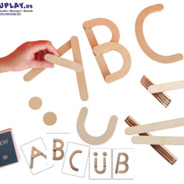 Buchstabenbox klein 20-tlg. Mit der kleinen Buchstabenbox ... können neben dem Buchstabenspiel auch ca. 5-10 Buchstaben gleichzeitig aufgebaut werden. Es können auch kürzere Wörter und Namen gelegt werden. Ideal für Vorschulen, Schulen, Warteräume oder als witziges Geschenk. - Kisus e.K. - Großhandel für Kita, Kindergarten, Kinderkrippe, Schule, Vorschule und Hort