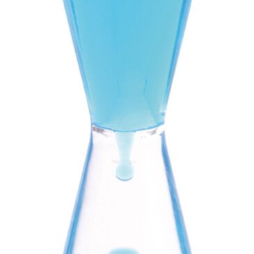 Blasenblubbler blau groß Tropfen für Tropfen ... sinkt die blaue Flüssigkeit durch die verjüngte Röhre zum Boden hinab. Gleichzeitig steigt etwas transparente Flüssigkeit nach oben. Eine beruhigende Beschäftigung, die die Beobachtung schult und zugleich veranschaulicht, dass sich wasser- und ölhaltige Flüssigkeiten nicht vermischen und physikalisch unterschiedliche Dichten haben.