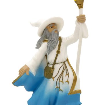 Zauberer Alfarinn Spielfigur Zauberer gelten als hochgebildete Menschen ... mit übernatürlichen Kräften, die sie oft durch ein lebenslanges Ergründen aller Dinge entwickeln und verfeinern. Ihr weitgefächertes Wissensspektrum und ihre starke Verbundenheit zur Natur erlaubt es ihnen oft sogar mit anderen Lebewesen zu kommunizieren. Nicht selten verbindet sie eine strake Freundschaft mit einem tierischen Gefährten. Die Spielfigur des Zauberers Alfarinn ist mit vielen Details von Hand bemalt.