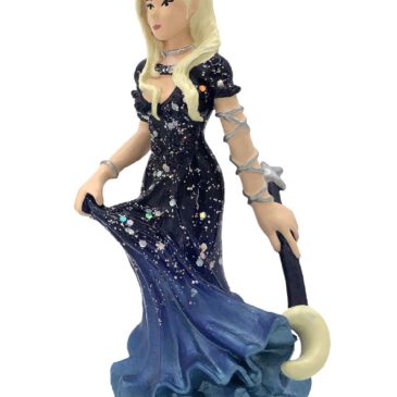 Fee Laina Spielfigur Feen gelten als Überbringer des Glücks ... Sie sind von heiterem Gemüt, von unübertroffener Schönheit und leben in ewiger Jugend. Sie haben die Gabe sich unsichtbar zur machen und nutzen ihre magischen Kräfte um andere zu beglücken. Diese bezaubernde Spielfigur ist mit vielen Details von Hand bemalt.