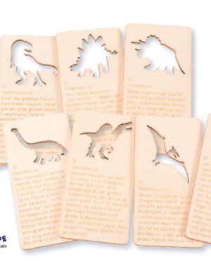 Schattenspiel Dinosaurier Schattentheater im Hosentaschenformat ... Auf jede der acht nummerierten Holzkarten ist ein Teil einer Geschichte aufgedruckt und das passende Motiv fürs Schattenspiel ausgespart, um es mit einer Lichtquelle auf eine Fläche zu projizieren. Sonnenlicht, Taschenlampe, Schreibtischlampe, Kerzenschein, Smartphone ... mit unseren Schattenspielen im Taschenformat können überall Schattenspiele projiziert werden und dabei Märchen wie Geschichten erzählt werden. Tipp für draußen: Durch die Motive hindurchsehen und sich bewegende Figuren in der Natur beobachten.