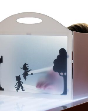 Schattentheater Wunderbares Schattentheater-Set mit tollen Figuren ... Das Theater ist sekundenschnell aufgeklappt, hat eine transluzente Vorderseite und blickdichte Seitenteile. Mit Turm, Ritter, Drache, Prinzessin, Baum, Frosch, Familie ... und vielen anderen Figuren können Kinder ihre Lieblingsgeschichten und Märchen nachspielen. Vor dem ersten Gebrauch werden die Figuren mittels Klettpunkten an den beiliegenden Stäben befestigt. Dank Griff ist das platzsparende Theater leicht transportabel. Set: Theater, 10 Holzstäbe, 24 transparente Kunststoffstäbe, 43 Figuren, 34 Klettpunkte.