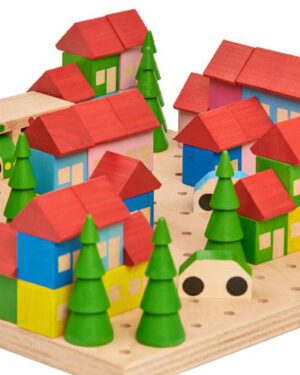 Steckbausteine Stadt 89-tlg. Eine bunte Stadt bauen ... Mit diesem fantasievollen Bausatz können selbst kleine Kinder schon eine beachtliche Stadt bauen: ein- oder mehrgeschossige Häuser und Bäume haben Zapfen, mit denen sie sich zusammen- bzw. in die Löcher der Grundplatte stecken lassen. Garagen können frei dazwischen platziert werden - und die Autos sind mobil, um durch die Stadt cruisen und in die farblich passenden Garagen einzuparken. Inhalt: 24 kleine Häuser, 12 große Häuser, 28 Dächer, 4 Garagen für je 3 Fahrzeuge, 12 Autos, 8 Bäume.