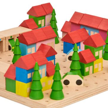 Steckbausteine Stadt 89-tlg. Eine bunte Stadt bauen ... Mit diesem fantasievollen Bausatz können selbst kleine Kinder schon eine beachtliche Stadt bauen: ein- oder mehrgeschossige Häuser und Bäume haben Zapfen, mit denen sie sich zusammen- bzw. in die Löcher der Grundplatte stecken lassen. Garagen können frei dazwischen platziert werden - und die Autos sind mobil, um durch die Stadt cruisen und in die farblich passenden Garagen einzuparken. Inhalt: 24 kleine Häuser, 12 große Häuser, 28 Dächer, 4 Garagen für je 3 Fahrzeuge, 12 Autos, 8 Bäume.