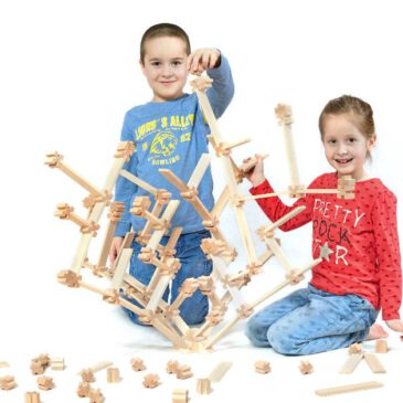 Kreativ-Steckbausteine 141-tlg. Kreative Bausteine mit Nut und Feder ... Aus drei verschiedenen Holz-Formen können Kinder die fantasievollsten Gebilde zusammenstecken, stapeln oder in die Höhe wachsen lassen. Das Bauen macht riesig Spaß und fördert Konzentration, Feinmotorik, Kreativität und Problemlösungsbewusstsein. Inhalt 40 x-Würfel, 40 t-Würfel, je 20 Brettchen in 7,5 / 12 / 16,5 cm Länge, 1 große Platte.