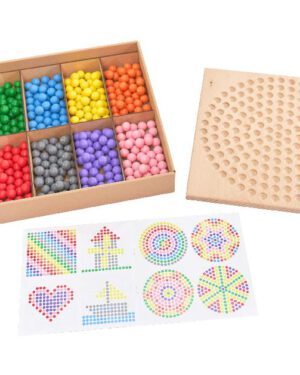 Kugelbrettspiel Spiel und Puzzle in einem ... Das beidseitige Holzspielbrett hat eine runde und eine eckige Fläche mit Vertiefungen für die Holzkugeln und bietet damit vielerlei Möglichkeiten: Anhand der Vorlagen Motive nachlegen, Mandalas gestalten, eine dreidimensionale Pyramide in den Farben des Regenbogens bauen oder Muster nach eigener Fantasie gestalten. Auf der quadratischen Fläche können Kinder Tic-Tac-Toe spielen. Inkl. je 45 Kugeln in 8 Farben.
