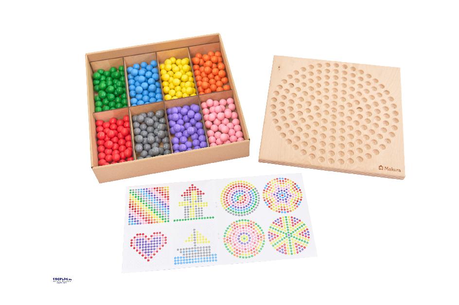 Kugelbrettspiel Spiel und Puzzle in einem ... Das beidseitige Holzspielbrett hat eine runde und eine eckige Fläche mit Vertiefungen für die Holzkugeln und bietet damit vielerlei Möglichkeiten: Anhand der Vorlagen Motive nachlegen, Mandalas gestalten, eine dreidimensionale Pyramide in den Farben des Regenbogens bauen oder Muster nach eigener Fantasie gestalten. Auf der quadratischen Fläche können Kinder Tic-Tac-Toe spielen. Inkl. je 45 Kugeln in 8 Farben.