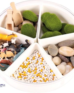 Sensorik-Kasten Bauernhof Sensorikmaterial zum Eintauchen in verschiedene Tier- und Pflanzenwelten ... Mit Steinen in verschiedenen Größen, Tieren, Pflanzen und künstlichem Moos können Kinder in der großen transparenten Schale oder auf dem Deckel eine eigene Welt kreieren. Die Materialien mit verschiedensten Oberflächen, Formen und Farben regen beim Spielen, Betrachten und Erforschen den Tastsinn an und fördern die kognitiven Fähigkeiten. Die pädagogisch wertvollen Sensorik-Kästen können zudem kombiniert werden: auf einem Leuchttisch mit Farbwechselspiel oder indem die Themen-Schale Meer mit Wasser gefüllt wird. Das Set enthält eine große, transparente Schale mit fünf dreieckige Schalen, in denen die Materialien sortiert sind. Der große transparente Deckel verschließt das Set - er kann auch zum Spielen und Sortieren verwendet werden.