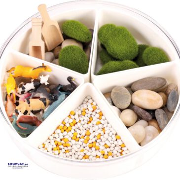 Sensorik-Kasten Bauernhof Sensorikmaterial zum Eintauchen in verschiedene Tier- und Pflanzenwelten ... Mit Steinen in verschiedenen Größen, Tieren, Pflanzen und künstlichem Moos können Kinder in der großen transparenten Schale oder auf dem Deckel eine eigene Welt kreieren. Die Materialien mit verschiedensten Oberflächen, Formen und Farben regen beim Spielen, Betrachten und Erforschen den Tastsinn an und fördern die kognitiven Fähigkeiten. Die pädagogisch wertvollen Sensorik-Kästen können zudem kombiniert werden: auf einem Leuchttisch mit Farbwechselspiel oder indem die Themen-Schale Meer mit Wasser gefüllt wird. Das Set enthält eine große, transparente Schale mit fünf dreieckige Schalen, in denen die Materialien sortiert sind. Der große transparente Deckel verschließt das Set - er kann auch zum Spielen und Sortieren verwendet werden.