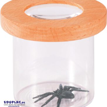 Lupendose mit Holzdeckel Mit einem leichten Dreh ... lässt sich der Holzdeckel vom Becher. Eine Kunststoff-Spinne zur Begutachtung unter der Lupe ist schon dabei.
