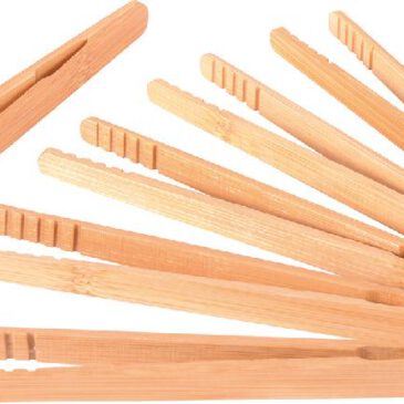 Bambus-Pinzette 6er Set Gezielt greifen und präzise platzieren ... Die Holz-Pinzetten können von oben mit mehreren Fingern gehalten und für die Aufnahme von Objekten zusammengedrückt werden - oder von unten mit Zeigefinger und Daumen. Dabei werden Fingermuskulatur, Feinmotorik sowie die Auge-Hand-Koordination gefördert. Gerillte Innenseiten sorgen für guten Grip - auch bei runden Objekten.