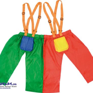 Dreibein Koordinationshose Koordination im Team ... Zu zweit in eine Hose schlüpfen und dann gemeinsam vorwärts kommen - das erfordert Teamwork, fördert die Kommunikationsfähigkeit und motorische Fähigkeiten. Die Kinder können im gemeinsamen Gewand schreiten oder in kleinen Sprüngen hüpfen. Wie wäre es mit einem Wettbewerb? Verstellbare Hosenträger und Gummizugbund sorgen für guten Sitz bei ausreichend Bewegungsfreiheit. In zwei aufgenähten Taschen können Kleinigkeiten verstaut werden. Kisus e.K. - Kinder, Spiel und Spaß - Fach-Großhandel für Kindergartenausstattung und Spielwaren, Kita, Hort und Schule