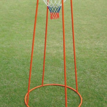 Standbasketballkorb hoch Von allen Seiten bespielbar ... Es ist nicht immer leicht, einen Platz an einer Wand zu finden für die Montage eines Basketballkorbs. Dieser mobile Ständer für drinnen und draußen hat zudem den Vorteil, dass er ringsum Bälle aufnehmen kann.