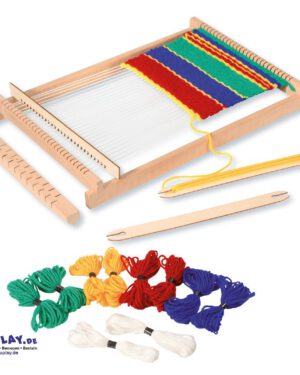 Webrahmen groß Komplette Webrahmen-Sets für den Tisch ... Mit dem kleinen und dem großen Webrahmen lassen sich tolle Stoffe weben für Topflappen, kleine Tischdecken oder Taschen. Einfach mit dem Kettgarn bespannen, die beiliegende Wolle um das Schiffchen wickeln und schon entsteht aus Wollfäden ein festes Webstück. Mit dem Kamm werden die Schüsse verdichtet. Das Weben schult die Auge-Hand-Koordination, Konzentration und Feinmotorik. Inhalt: Webrahmen, 60 m Kettgarn, 2 Holzschiffchen, Wollfäden in 4 leuchtenden Farben (12,5 m).