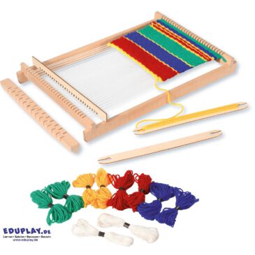 Webrahmen groß Komplette Webrahmen-Sets für den Tisch ... Mit dem kleinen und dem großen Webrahmen lassen sich tolle Stoffe weben für Topflappen, kleine Tischdecken oder Taschen. Einfach mit dem Kettgarn bespannen, die beiliegende Wolle um das Schiffchen wickeln und schon entsteht aus Wollfäden ein festes Webstück. Mit dem Kamm werden die Schüsse verdichtet. Das Weben schult die Auge-Hand-Koordination, Konzentration und Feinmotorik. Inhalt: Webrahmen, 60 m Kettgarn, 2 Holzschiffchen, Wollfäden in 4 leuchtenden Farben (12,5 m).