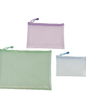 Utensilien Taschen transparent 3er Set Stifte, Schere, Kleber, Dokumente ... Die Utensilien Taschen aus transparentem EVA helfen beim Sortieren verschiedener Materialien. Sie sorgen für Ordnung in Tasche und Schubladen und der Inhalt ist sortiert und sichtbar griffbereit. Aus netzverstärktem, abwischbarem Kunststoff sind die robusten Taschen bereit für den täglichen Einsatz. Durch das Griffband lässt sich der Reißverschluss leicht öffnen. Das Set enthält: 1 grüne Tasche für DIN A4, 1 lila Tasche für DIN A5, 1 blaues Federmäppchen.