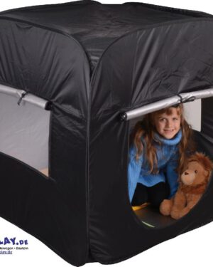 Traumhöhle Popup Rückzugsorte für Sinneserfahrungen ... Unsere Traumhöhlen schaffen vielseitige Rückzugsorte, die Kinder zum Spielen, Entspannen und Träumen einladen. Ob als Abenteuerhöhle, Sinnesraum oder gemütliches Versteck - diese Höhlen fördern Fantasie und Kreativität. Mit leuchtenden Objekten, weichen Kissen, sanften Klängen oder duftenden Aromen lässt sich die Umgebung individuell gestalten und die Wahrnehmung der Kinder gezielt anregen. Dank Rollos lassen sich beide Modelle abdunkeln, um eine behagliche Atmosphäre zu schaffen oder gerade noch so viel Licht reinzulassen, dass die Kinder sich beim Spielen wohlfühlen. Entfaltet sich selbst, sekundenschnell einsatzbereit - perfekt für spontane Ideen. Ein Eingang und zwei Fenster mit Rollo.