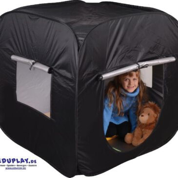 Traumhöhle Popup Rückzugsorte für Sinneserfahrungen ... Unsere Traumhöhlen schaffen vielseitige Rückzugsorte, die Kinder zum Spielen, Entspannen und Träumen einladen. Ob als Abenteuerhöhle, Sinnesraum oder gemütliches Versteck - diese Höhlen fördern Fantasie und Kreativität. Mit leuchtenden Objekten, weichen Kissen, sanften Klängen oder duftenden Aromen lässt sich die Umgebung individuell gestalten und die Wahrnehmung der Kinder gezielt anregen. Dank Rollos lassen sich beide Modelle abdunkeln, um eine behagliche Atmosphäre zu schaffen oder gerade noch so viel Licht reinzulassen, dass die Kinder sich beim Spielen wohlfühlen. Entfaltet sich selbst, sekundenschnell einsatzbereit - perfekt für spontane Ideen. Ein Eingang und zwei Fenster mit Rollo.