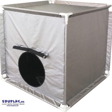 Traumhöhle Silber Rückzugsorte für Sinneserfahrungen ... Unsere Traumhöhlen schaffen vielseitige Rückzugsorte, die Kinder zum Spielen, Entspannen und Träumen einladen. Ob als Abenteuerhöhle, Sinnesraum oder gemütliches Versteck - diese Höhlen fördern Fantasie und Kreativität. Mit leuchtenden Objekten, weichen Kissen, sanften Klängen oder duftenden Aromen lässt sich die Umgebung individuell gestalten und die Wahrnehmung der Kinder gezielt anregen. Dank Rollos lassen sich beide Modelle abdunkeln, um eine behagliche Atmosphäre zu schaffen oder gerade noch so viel Licht reinzulassen, dass die Kinder sich beim Spielen wohlfühlen.