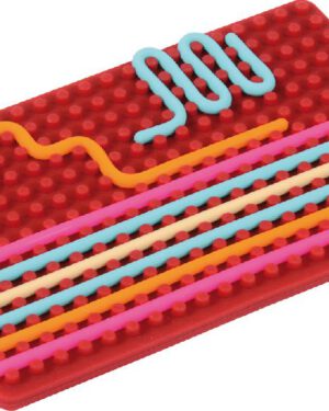 Senso-Board Zweiseitiges Fädelboard ... Das Senso-Board ist ein vielseitiges Spiel, das die Sensorik und Feinmotorik fördert. Sanfte Noppen auf der einen Seite regen die taktile Wahrnehmung an. Die andere Seite zeigt ein Labyrinth aus geschwungenen Formen. Beide Seiten bieten ein spannendes haptisches Erlebnis für kleine Finger Mit den mitgelieferten 11 Gummischnüren lassen sich bunte Muster und Formen gestalten, wodurch Kinder spielerisch ihre Fingerfertigkeit und Hand-Auge-Koordination verbessern und ihre Kreativität entwickeln.