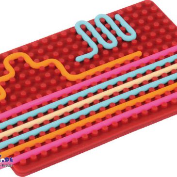 Senso-Board Zweiseitiges Fädelboard ... Das Senso-Board ist ein vielseitiges Spiel, das die Sensorik und Feinmotorik fördert. Sanfte Noppen auf der einen Seite regen die taktile Wahrnehmung an. Die andere Seite zeigt ein Labyrinth aus geschwungenen Formen. Beide Seiten bieten ein spannendes haptisches Erlebnis für kleine Finger Mit den mitgelieferten 11 Gummischnüren lassen sich bunte Muster und Formen gestalten, wodurch Kinder spielerisch ihre Fingerfertigkeit und Hand-Auge-Koordination verbessern und ihre Kreativität entwickeln.