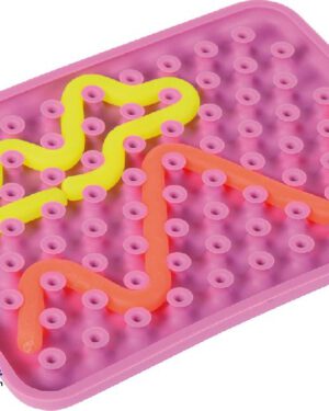 Sensorik-Fädelspiel Weich, hart und elastisch ... Das Sensorik-Fädelspiel spricht den Tastsinn der Kinder vielseitig an. Die neonfarbenen Silikonschnüre sind weich und zugleich elastisch. Sie lassen sich um den Finger wickeln, knoten und spielend leicht in das flexible Silikon-Noppen-Pad einfädeln. Hat das Spielpad ausgedient, kann es zum Hitzeschutz als Topfuntersetzer genutzt werden. Reinigung im Geschirrspüler möglich.