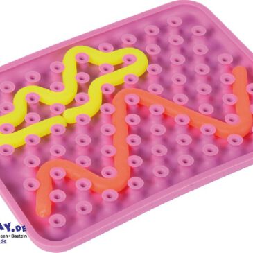 Sensorik-Fädelspiel Weich, hart und elastisch ... Das Sensorik-Fädelspiel spricht den Tastsinn der Kinder vielseitig an. Die neonfarbenen Silikonschnüre sind weich und zugleich elastisch. Sie lassen sich um den Finger wickeln, knoten und spielend leicht in das flexible Silikon-Noppen-Pad einfädeln. Hat das Spielpad ausgedient, kann es zum Hitzeschutz als Topfuntersetzer genutzt werden. Reinigung im Geschirrspüler möglich.