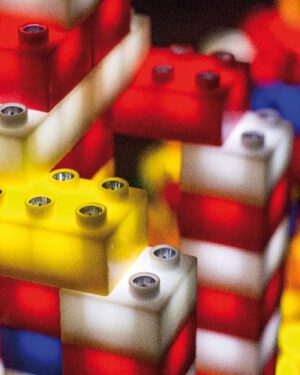 Klemmbaustein-Set Light Stax Junior KIGA 180 Stück Leuchtende Bausteine ... Die Light STAX-Bausteine fördern Kreativität und Fantasie, indem Kinder ihre eigenen leuchtenden Ideen umsetzen, während das Greifen und Verbinden der Steine ihre Feinmotorik und Fingerfertigkeit stärkt. Beim Experimentieren mit den leuchtenden Bausteinen erfahren sie spielerisch, wie Strom fließt und Licht entsteht, was ihr technisches Verständnis schult. Zudem werden Farb- und Formwahrnehmung gefördert, da die Kinder beim Gestalten und Kombinieren der verschiedenen Bausteine immer neue Möglichkeiten entdecken. Kompatibel mit Klemmbausteinen anderer Hersteller. Set enthält 180 Bausteine in 8 Farben (blau, gelb, rot, grün, orange, pink, schwarz, weiß) mit 4, 6 und 8 Noppen, 2 x USB Power Base (Betrieb mit 3 x AAA Batterien möglich, nicht inkl.), 2 x 300 cm USB Kabel (ohne Stromstecker) zum Aufladen von Akkus und für den Dauerbetrieb, 1 Anleitung, inkl. Doppelstock-Kunststoffbox: 30,5 x 23 x 25 cm.