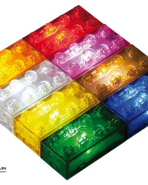Klemmbaustein-Set Light Stax KIGA 360 Stück Leuchtende Bausteine ... Die Light STAX-Bausteine fördern Kreativität und Fantasie, indem Kinder ihre eigenen leuchtenden Ideen umsetzen, während das Greifen und Verbinden der Steine ihre Feinmotorik und Fingerfertigkeit stärkt. Beim Experimentieren mit den leuchtenden Bausteinen erfahren sie spielerisch, wie Strom fließt und Licht entsteht, was ihr technisches Verständnis schult. Zudem werden Farb- und Formwahrnehmung gefördert, da die Kinder beim Gestalten und Kombinieren der verschiedenen Bausteine immer neue Möglichkeiten entdecken. Kompatibel mit Klemmbausteinen anderer Hersteller. Set enthält 360 Bausteine in 15 Farben (blau, gelb, rot, grün, orange, lila, weiß, hellgrün, schwarz, braun, transparent-orange, transparent-rot, transparent-blau, transparent-gelb, transparent-orange) mit 4 und 8 Noppen, 3 x Separator zum einfachen Zerlegen der Bauwerke, 3 x mobile Power Brick mit 15 Min. Leuchtdauer, 3 x 300 cm USB Kabel (ohne Stromstecker) zum Aufladen und für den Dauerbetrieb, 1 Anleitung, inkl. Doppelstock-Kunststoffbox: 30,5 x 23 x 25 cm.