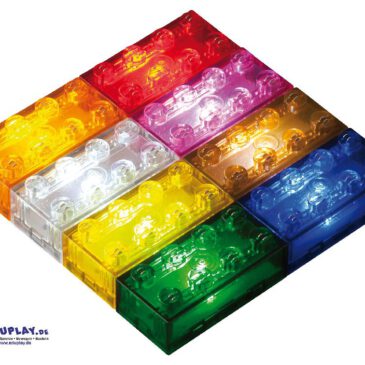 Klemmbaustein-Set Light Stax KIGA 360 Stück Leuchtende Bausteine ... Die Light STAX-Bausteine fördern Kreativität und Fantasie, indem Kinder ihre eigenen leuchtenden Ideen umsetzen, während das Greifen und Verbinden der Steine ihre Feinmotorik und Fingerfertigkeit stärkt. Beim Experimentieren mit den leuchtenden Bausteinen erfahren sie spielerisch, wie Strom fließt und Licht entsteht, was ihr technisches Verständnis schult. Zudem werden Farb- und Formwahrnehmung gefördert, da die Kinder beim Gestalten und Kombinieren der verschiedenen Bausteine immer neue Möglichkeiten entdecken. Kompatibel mit Klemmbausteinen anderer Hersteller. Set enthält 360 Bausteine in 15 Farben (blau, gelb, rot, grün, orange, lila, weiß, hellgrün, schwarz, braun, transparent-orange, transparent-rot, transparent-blau, transparent-gelb, transparent-orange) mit 4 und 8 Noppen, 3 x Separator zum einfachen Zerlegen der Bauwerke, 3 x mobile Power Brick mit 15 Min. Leuchtdauer, 3 x 300 cm USB Kabel (ohne Stromstecker) zum Aufladen und für den Dauerbetrieb, 1 Anleitung, inkl. Doppelstock-Kunststoffbox: 30,5 x 23 x 25 cm.