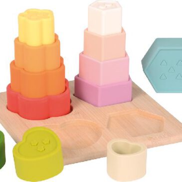 Soft Stapelspiel Vielseitiges Soft Stapelspiel ... Die weichen Stapelformen aus Silikon sind für Kids nicht nur angenehm zu greifen - sie begeistern durch ihren hohen Spielwert: mit ihnen lernen Kinder Farben und Formen kennen, sie können Türme Stapeln, nach Größe sortieren und die passende Vertiefung auf dem Bambusbrett finden. Auf der Oberseite sprechen erhabene Herzen, Blumen, Fünfecke und Sechsecke den Tastsinn an. Das Spiel fördert feinmotorische Fähigkeiten und logisches Denken. Reinigung der Stapelsteine in der Spülmaschine.