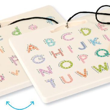 Magnet Schreibtafel Gross und Kleinbuchstaben Schreiben üben: Kleinbuchstaben, Großbuchstaben, Zahlen ... Linksrum, rechtsrum, von oben nach unten oder umgekehrt? Die aufgedruckten Pfeile zeigen an, in welcher Richtung und Reihenfolge die einzelnen Buchstaben und Zahlen mit dem magnetischen Stift geschrieben werden. Dabei werden die kleinen Löcher mit den innen liegenden Stahlkugeln gefüllt. Mit der flachen Seite des Stiftes kann die Sichtkontrolle gelöscht werden: die Kugeln verschwinden im zweiseitig bedruckten Board.