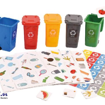 Sortierspiel Trenne den Müll richtig Kunststoff, Glas, Papier, Metall, Kompost ... richtig trennen lernen ... Mit diesem Spiel entdecken Kinder spielerisch, wie Mülltrennung funktioniert. Das Set enthält fünf farbige Mülltonnen mit Aufklebern zur Beschriftung und 100 Kärtchen mit Abbildungen alltäglicher Gegenstände, wie Speiseabfälle oder Glasflaschen... und farbigen Rückseiten. Ziel ist es, die Kärtchen in die passende Tonne zu sortieren. Dabei entwickeln Kinder ein Bewusstsein für Recycling und Müllvermeidung und trainieren ihre Konzentration, logisches Denken und das Zuordnen in Kategorien.