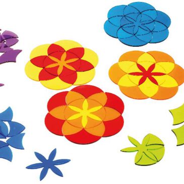 Acryl Formen Mandala 7 Blumen Vielseitige Spiel- und Lernmöglichkeiten ... Die transparenten Acrylformen in bunten Farben lassen sich ideal auf einem Lichttisch verwenden und begeistern durch ihre leuchtende Farbwirkung. Kinder können mit den Teilen kreative Mandalas und farbenfrohe Muster gestalten oder fantasievolle Blumen legen. Dabei entwickeln sie spielerisch ein Verständnis für Formen und Farben, trainieren ihre Konzentration und fördern ihre Kreativität. Durch das freie Kombinieren der Blumen und das Anordnen der geometrischen Formen lernen Kinder, Muster und Strukturen zu erkennen und nachzubilden. Die Acrylformen können auch ohne Lichttisch genutzt werden, sei es als Schablone für Zeichnungen oder als faszinierende Farb-Brille zum Entdecken der Welt in bunten Tönen. 125 Teile.
