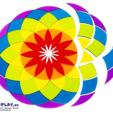 Acryl Form großes Mandala Vielseitige Spiel- und Lernmöglichkeiten ... Die transparenten Acrylformen in bunten Farben lassen sich ideal auf einem Lichttisch verwenden und begeistern durch ihre leuchtende Farbwirkung. Kinder können mit den Teilen kreative Mandalas und farbenfrohe Muster gestalten oder fantasievolle Blumen legen. Dabei entwickeln sie spielerisch ein Verständnis für Formen und Farben, trainieren ihre Konzentration und fördern ihre Kreativität. Durch das freie Kombinieren der Blumen und das Anordnen der geometrischen Formen lernen Kinder, Muster und Strukturen zu erkennen und nachzubilden. Die Acrylformen können auch ohne Lichttisch genutzt werden, sei es als Schablone für Zeichnungen oder als faszinierende Farb-Brille zum Entdecken der Welt in bunten Tönen. 60 Teile.