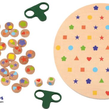 Formen Zuordnen Spiel Finde das passende Symbol-Farb-Match Das Spiel fördert das Erkennen von Farben und Formen. Die Kinder ziehen einen Holzchip oder würfeln und suchen dann mittels der Schablone die beiden angezeigten Symbole auf dem Board. Dabei werden Konzentration, logisches Denken und die visuelle Wahrnehmung gefördert. Für noch mehr Spannung kann das Spiel auch mit einer Sanduhr (nicht enthalten) gespielt werden. Set: 1 rundes Holzboard bedruckt mit Symbolen, 48 Holzchips, 2 Würfel mit Symbolen, 2 Schablonen-Werkzeuge.