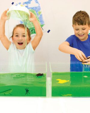 Eco Spiel Schleim Umweltfreundlicher Sensorik-Schleim ... Das Pulver verwandelt Wasser in umweltfreundlichen, grünen, klebrigen Schleim mit einzigartiger Textur. Die Kids haben unendlich viel Freude damit, zu experimentieren: Hände und Gegenstände einzutauchen und die grüne Masse zu schöpfen und fließen zu lassen. Das weltweit patentierte Produkt fördert dabei spielerisch ihre kreative, kognitive, soziale, emotionale und körperliche Entwicklung. Das Pulver ist 100 % hautverträglich, glutenfrei, biologisch abbaubar und färbt nicht ab. Set: 12 x 50 g Pulver, 50 g ergeben 10 Liter Schleim.